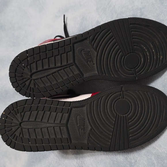 Air Jordan 2020 1 Mid GS 'Chicago Black Toe Size 4Y - Picture 9 of 12